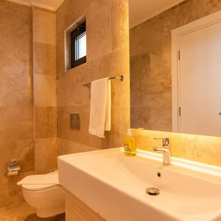 3 Bedroom Seaview 5765 *