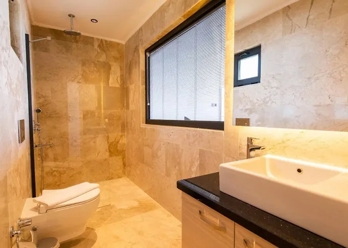 3 Bedroom Seaview 5765 *