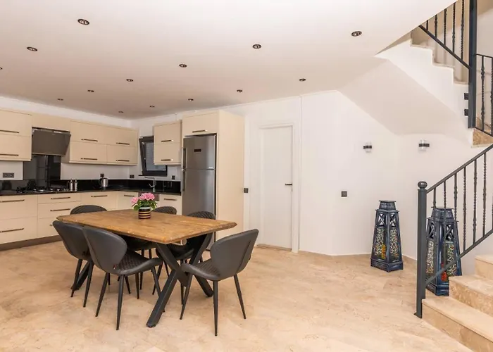 3 Bedroom Seaview 5765 *